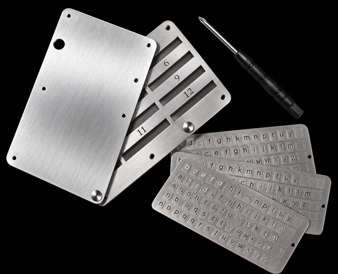 Recovery Plate mit Metall-Buchstaben und Schraubenzieher